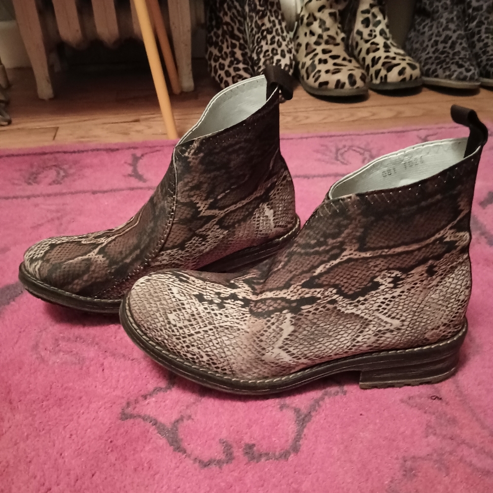 Charleston Shoe Company Liberty Boot, size 9,in snakeskin